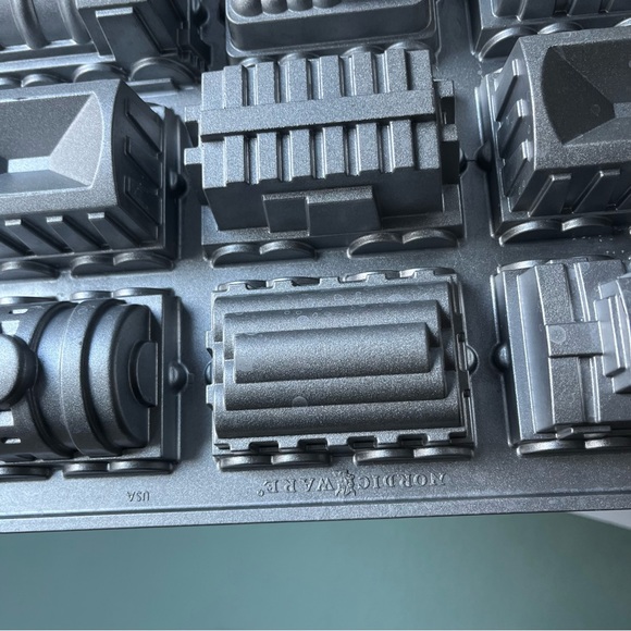 Nordicware train cake pan 5 cups - Picture 13 of 13